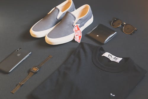 黑色衬衫，太阳镜和手表旁边的grey Vans低帮运动鞋 · 免费素材图片