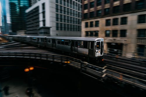 超速驾驶灰色和黑色火车 · 免费素材图片