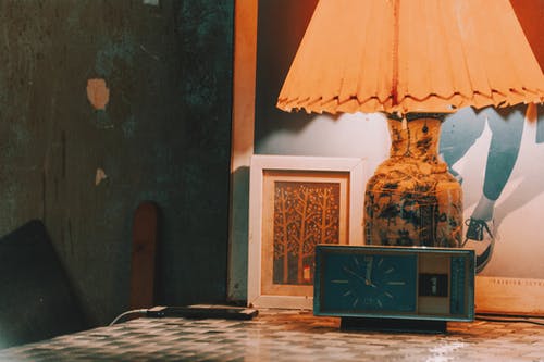 开启米色和白色台灯 · 免费素材图片