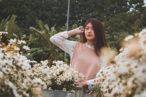 被鲜花包围的女人的照片 · 免费素材图片