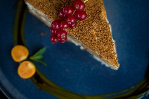 在蓝板上切蛋糕 · 免费素材图片