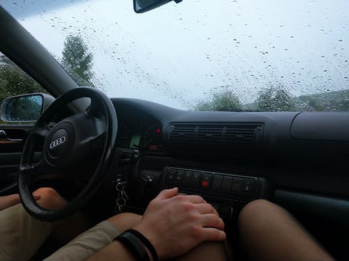 握住人的腿的人 · 免费素材图片