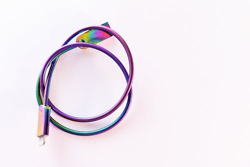 白色表面上的彩虹色电缆线 · 免费素材图片