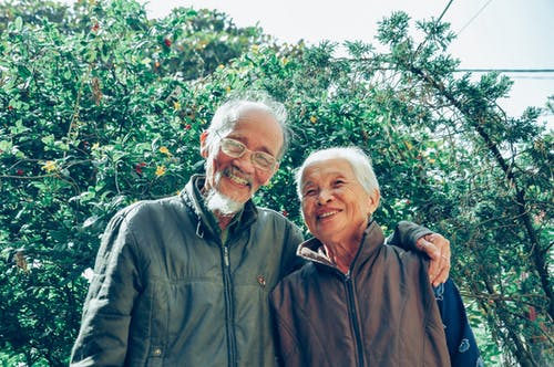 微笑的男人和女人穿的夹克 · 免费素材图片