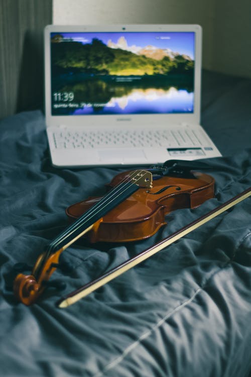 白色笔记本电脑和小提琴的照片 · 免费素材图片