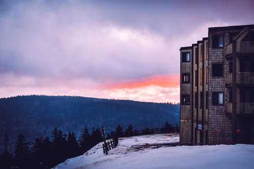 棕色混凝土建筑 · 免费素材图片