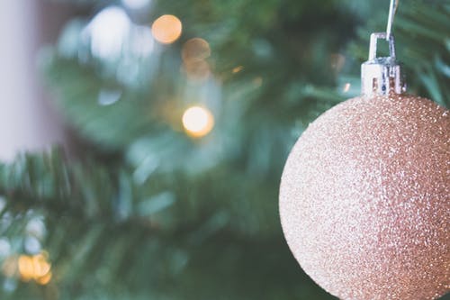 黄金摆设挂在圣诞树上的浅焦点摄影 · 免费素材图片