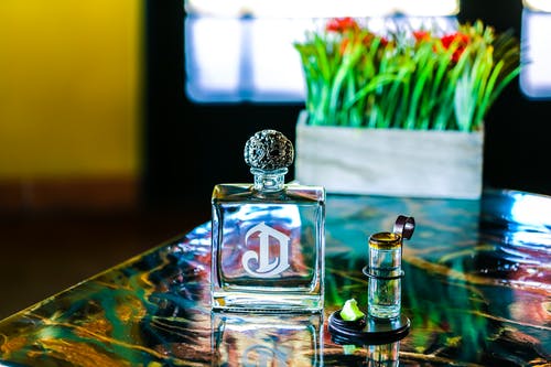 桌上的透明玻璃香水瓶 · 免费素材图片