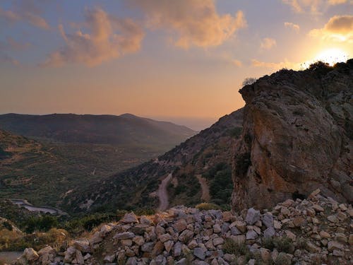 水体附近的山 · 免费素材图片