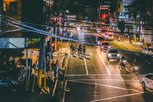 夜间在道路上骑自行车的人 · 免费素材图片
