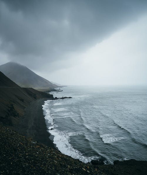 海洋附近的山脉 · 免费素材图片