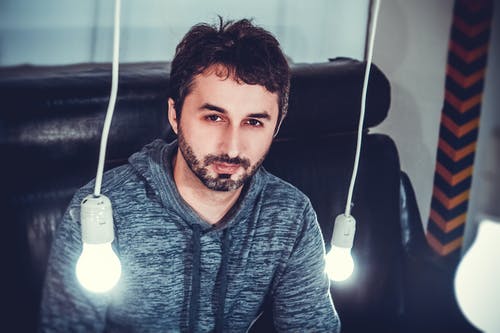 灯泡附近的人的照片 · 免费素材图片