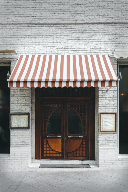 封闭的棕色木门 · 免费素材图片