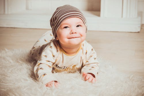 婴儿在毛皮地毯上 · 免费素材图片