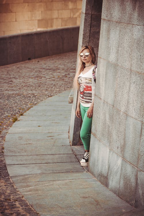 穿绿色裤子的女人的照片 · 免费素材图片