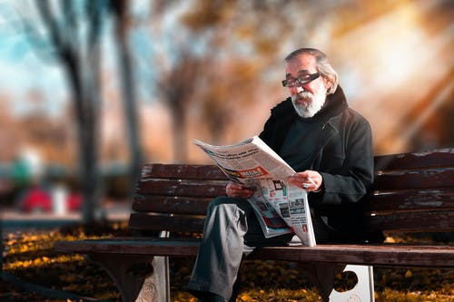男人读报纸的照片 · 免费素材图片