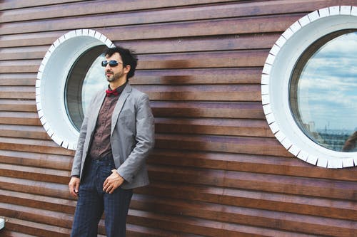 站在木墙附近的人的照片 · 免费素材图片