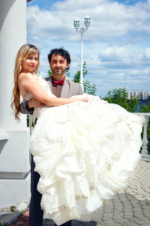 白色婚礼礼服的人运载的妇女 · 免费素材图片