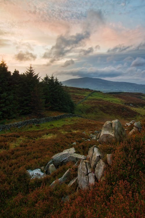 小山上的灰色岩石 · 免费素材图片