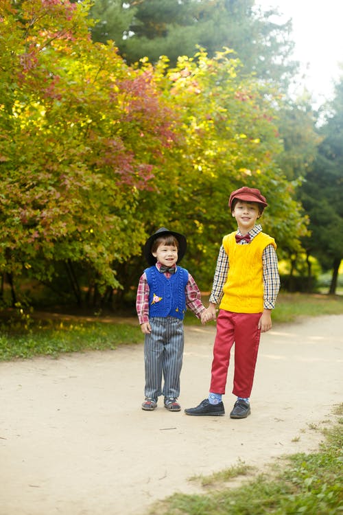两个男孩站在通路上 · 免费素材图片