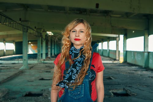 在废弃的建筑中的女人 · 免费素材图片