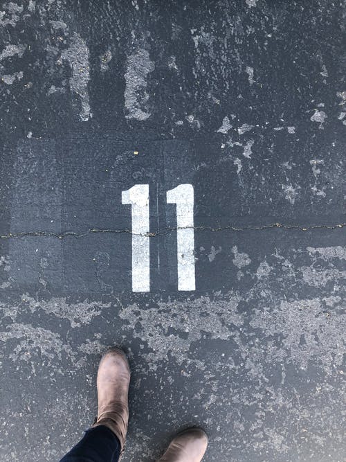 站在混凝土地板上的11号油漆的人 · 免费素材图片