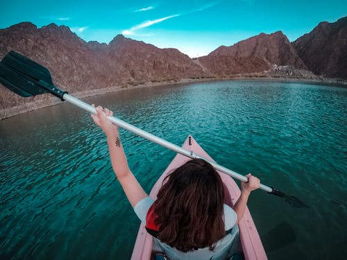 女人用桨 · 免费素材图片