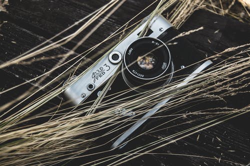 棕色表面上的灰色数码相机 · 免费素材图片