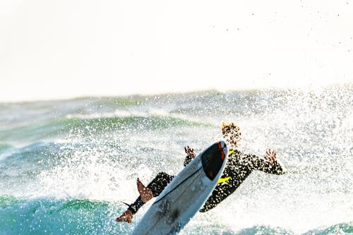 冲浪者擦出他的冲浪板 · 免费素材图片