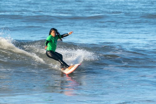 海上冲浪的女人 · 免费素材图片