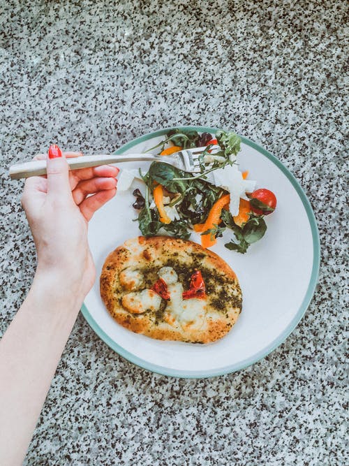 拿着叉子的人 · 免费素材图片