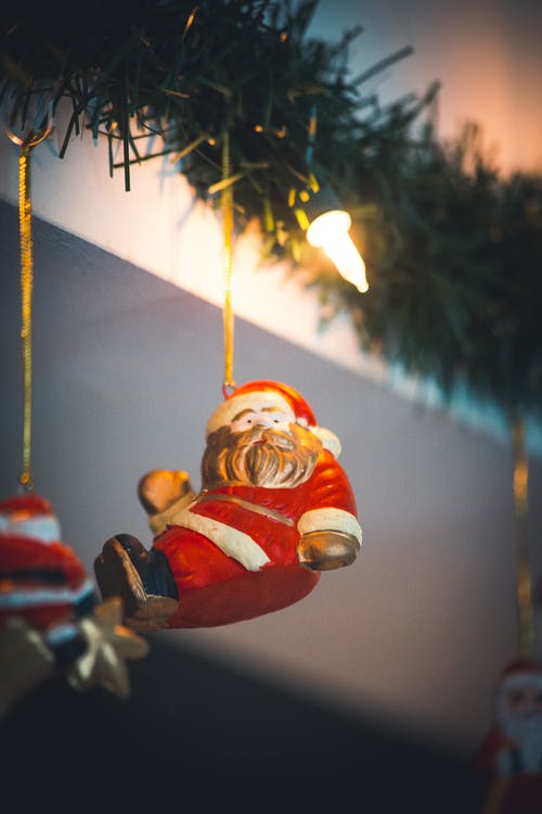 圣诞老人吊饰的选择性聚焦摄影 · 免费素材图片
