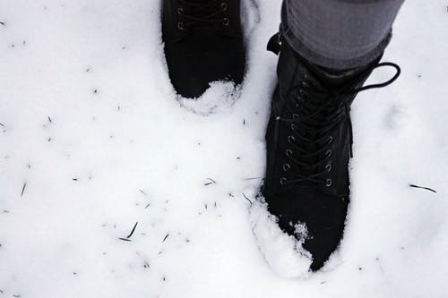 踩雪的人 · 免费素材图片