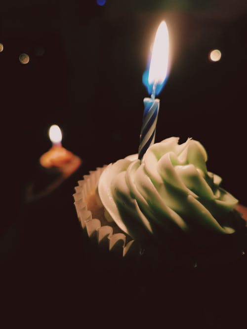 蛋糕上的蓝色和白色蜡烛 · 免费素材图片