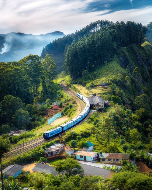 铁路在房子附近的山上的照片 · 免费素材图片