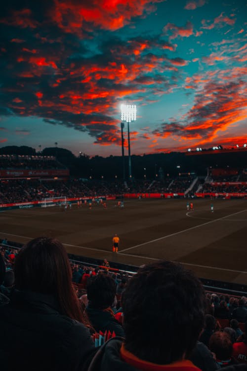 足球场在红色的天空下 · 免费素材图片