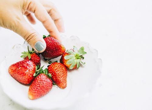 持有草莓果实的人 · 免费素材图片