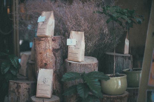 三包咖啡在原木上的照片 · 免费素材图片