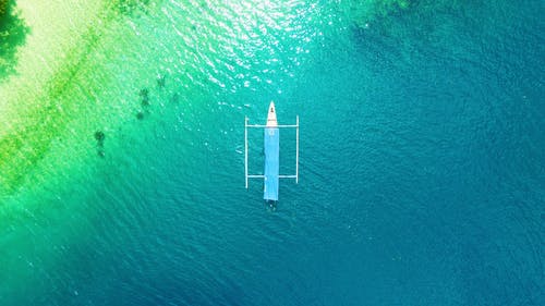 平静的水面上的白船 · 免费素材图片