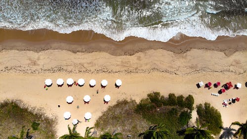 人在海滩上的航拍 · 免费素材图片