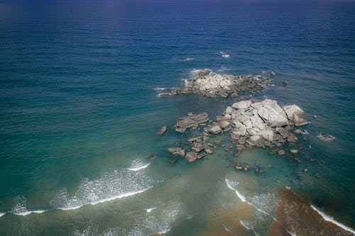多岩石的海岸和海滩 · 免费素材图片