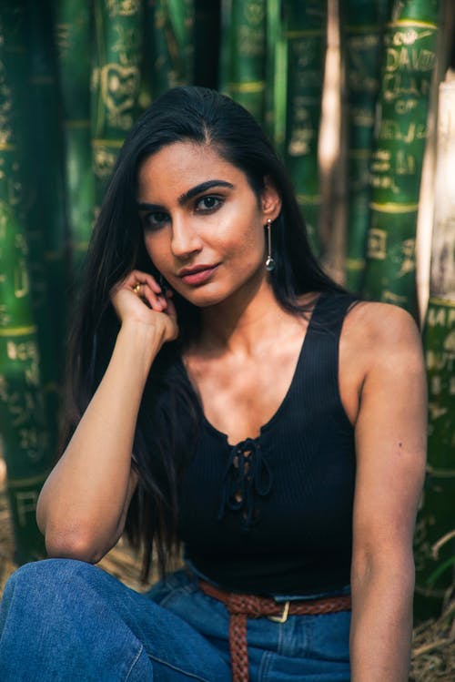 女人穿着黑色背心 · 免费素材图片