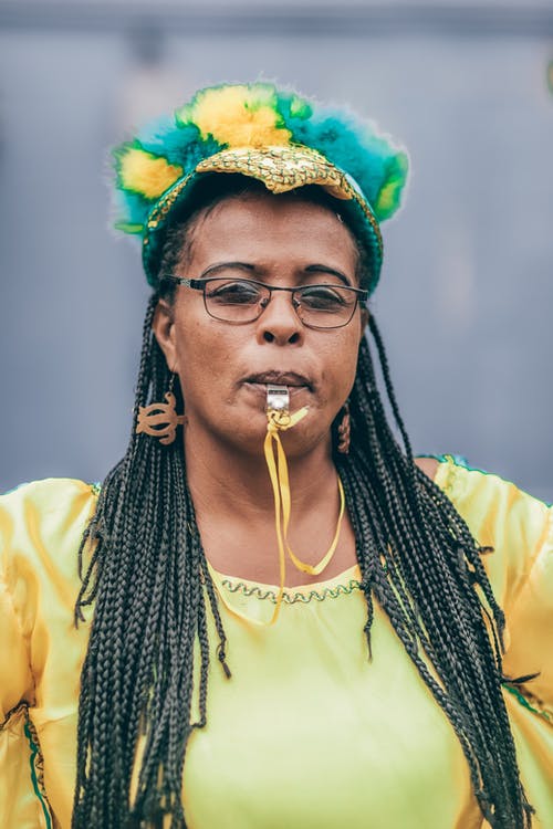 女人使用口哨的选择性聚焦摄影 · 免费素材图片