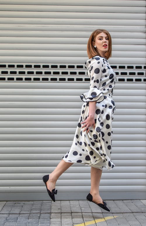 穿圆点裙的女人的照片 · 免费素材图片