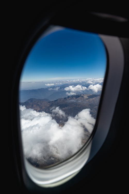 飞机窗外的山和云 · 免费素材图片