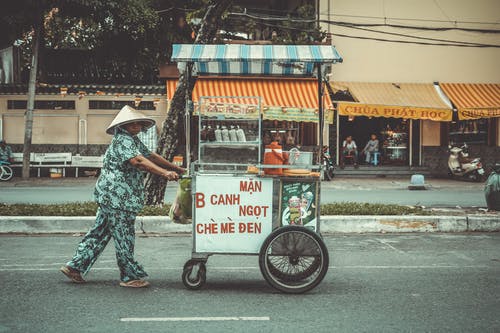 人在路上推食物车 · 免费素材图片