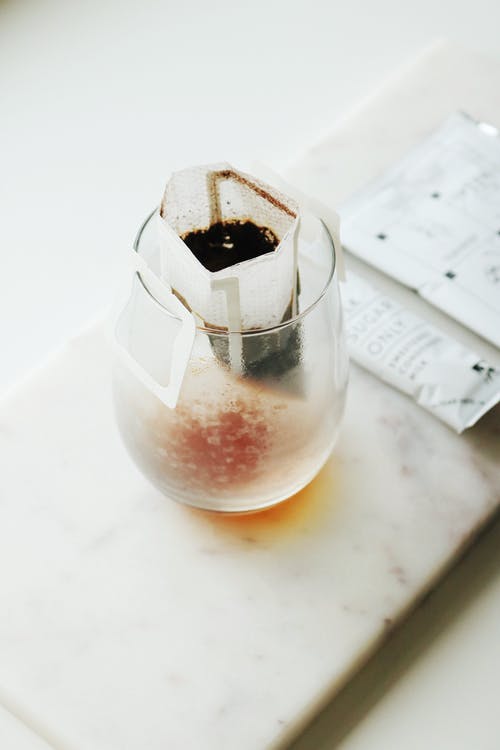 透明玻璃杯中的茶包 · 免费素材图片