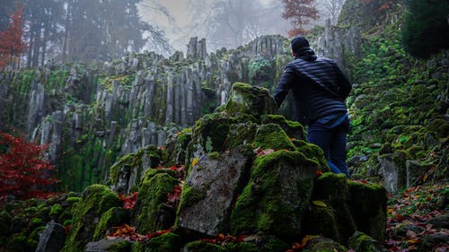 站在岩层前的人 · 免费素材图片