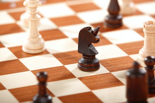 棋盘上的马胸件 · 免费素材图片