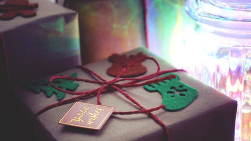 棕色礼品盒特写摄影 · 免费素材图片